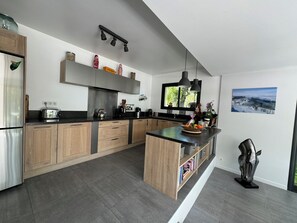 Kylskåp, mikrovågsugn, ugn och spishäll