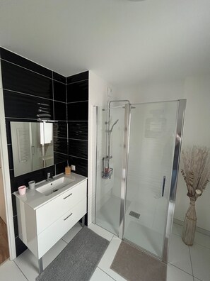 Een haardroger, handdoeken, zeep, shampoo