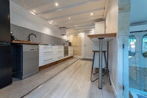 Kühlschrank, Mikrowelle, Ofen, Herdplatte