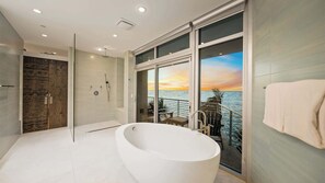 Dusche, umweltfreundliche Kosmetikartikel, Haartrockner, Handtücher