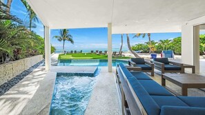 Utendørsbasseng og et oppvarmet basseng