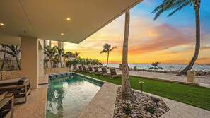 Utendørsbasseng og et oppvarmet basseng