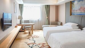 A hotel room with two beds, a TV, a desk, and a chair. - Vienna 3 Best Hotel (Shanghai Qiantan Expo Sanlin) (Shanghai)