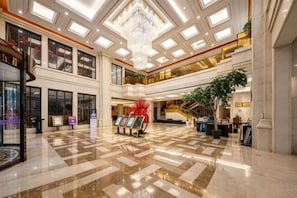 A spacious lobby with a high ceiling, a central chandelier, and a checkered floor. - Hangzhou Fuyang Yaoyue International Hotel (Enbo Avenue) (Hangzhou)