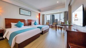 A hotel room with two beds, a desk, and a TV. - Hangzhou Fuyang Yaoyue International Hotel (Enbo Avenue) (Hangzhou)