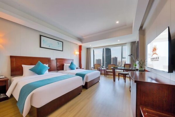 A hotel room with two beds, a desk, and a TV. - Hangzhou Fuyang Yaoyue International Hotel (Enbo Avenue) (Hangzhou)