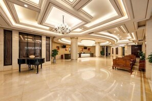 A spacious lobby with a grand piano, a reception desk, and seating areas. - Hangzhou Fuyang Yaoyue International Hotel (Enbo Avenue) (Hangzhou)