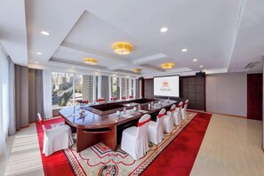 A conference room with a long table, white chairs, and a red carpet. - Hangzhou Fuyang Yaoyue International Hotel (Enbo Avenue) (Hangzhou)
