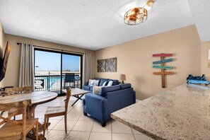 コンドミニアム キングベッド 1 台ソファーベッド付き (SunDestin 102) | リビング エリア | テレビ