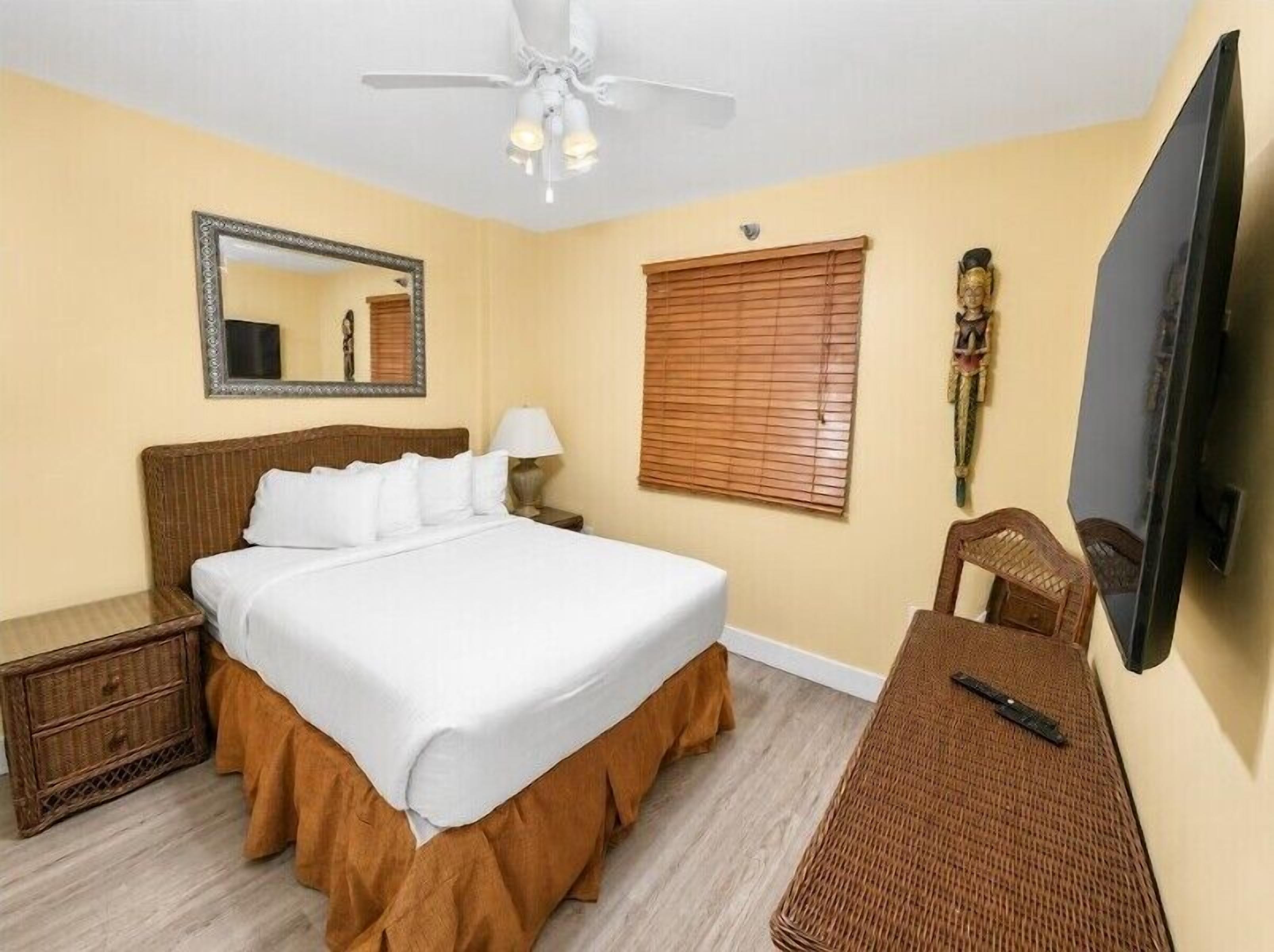 Key Largo 2br W/ Partial Ocean Views & Pool - Key Largo, FL