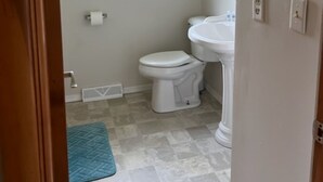Tweepersoonskamer | Badkamer | Een douche, handdoeken, zeep, shampoo