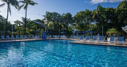 2BR Condo w/ Ocean Views, Tropical Landscaping, Pool