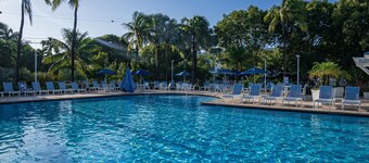 2BR Condo w/ Ocean Views, Tropical Landscaping, Pool