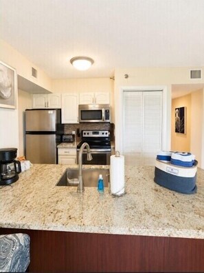 Coffee/tea maker, fridge, microwave, oven - 2BR w/ Ocean Views, Pool, Beach, Near Pennekamp Park (Tavernier)