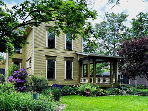 Victorian Farmhouse steps away from the best of Hudson