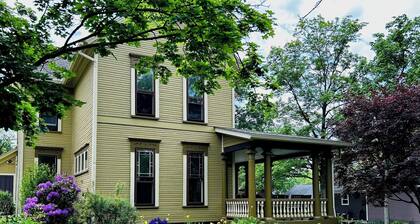 Victorian Farmhouse steps away from the best of Hudson