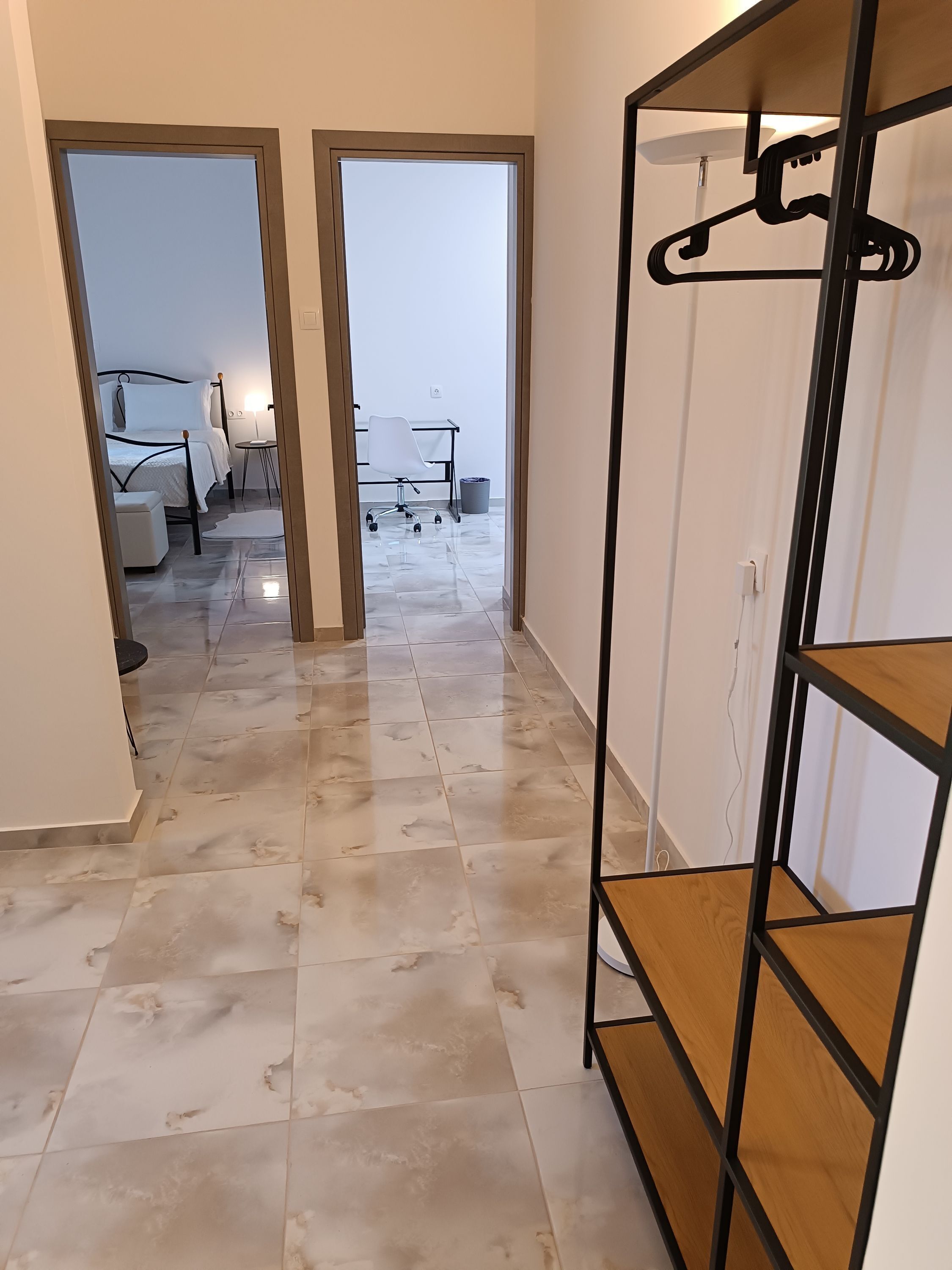 1 chambre, bureau, fer et planche à repasser, draps fournis