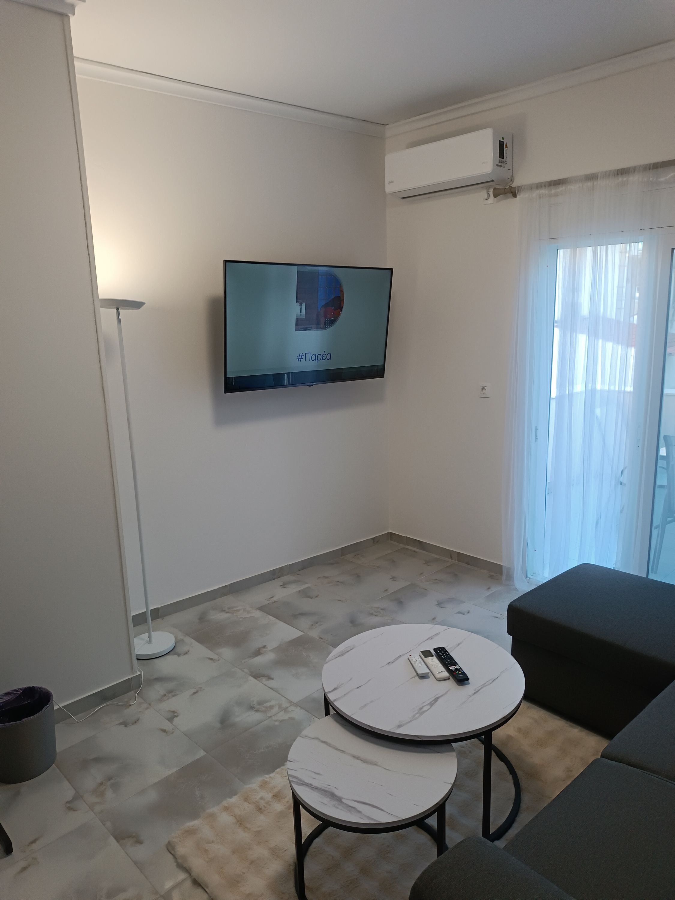 Una televisión, una oficina