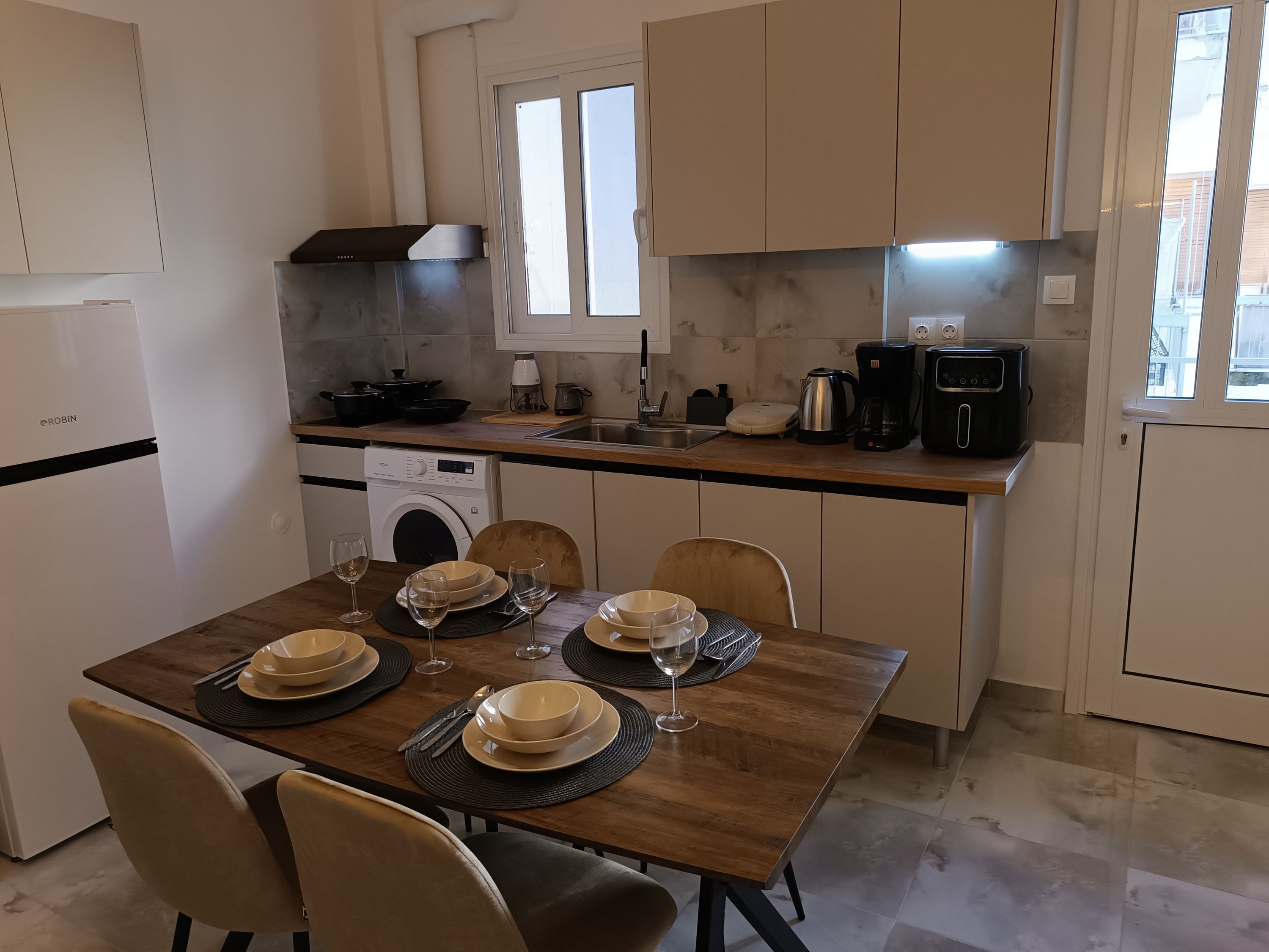 Réfrigérateur, four, plaque de cuisson, cafetière/bouilloire