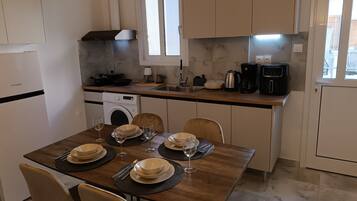 Réfrigérateur, four, plaque de cuisson, cafetière/bouilloire