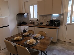 Een koelkast, een oven, een kookplaat, een koffiezetapparaat/waterkoker