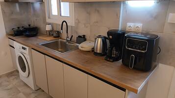 Kühlschrank, Ofen, Herdplatte, Wasserkocher mit Kaffee-/Teezubehör