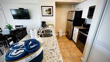 Køleskab, mikrobølgeovn, ovn, kogeplade