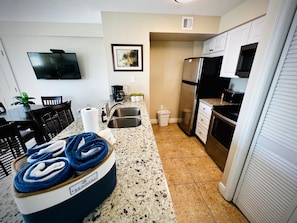 Kylskåp, mikrovågsugn, ugn och spishäll