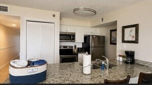 Coffee/tea maker, fridge, microwave, oven - 2BR Condo w/ Ocean View, Pool & Tropical Setting (Tavernier)