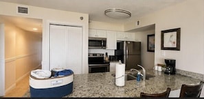 Cafetera y tetera, refrigerador, microondas y horno 