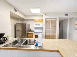 Coffee/tea maker, fridge, microwave, oven - Family 2BR w/ Ocean View, Pool & Tropical Setting (Tavernier)