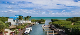 2BR Ocean View Condo, Pool, Near Marine Park