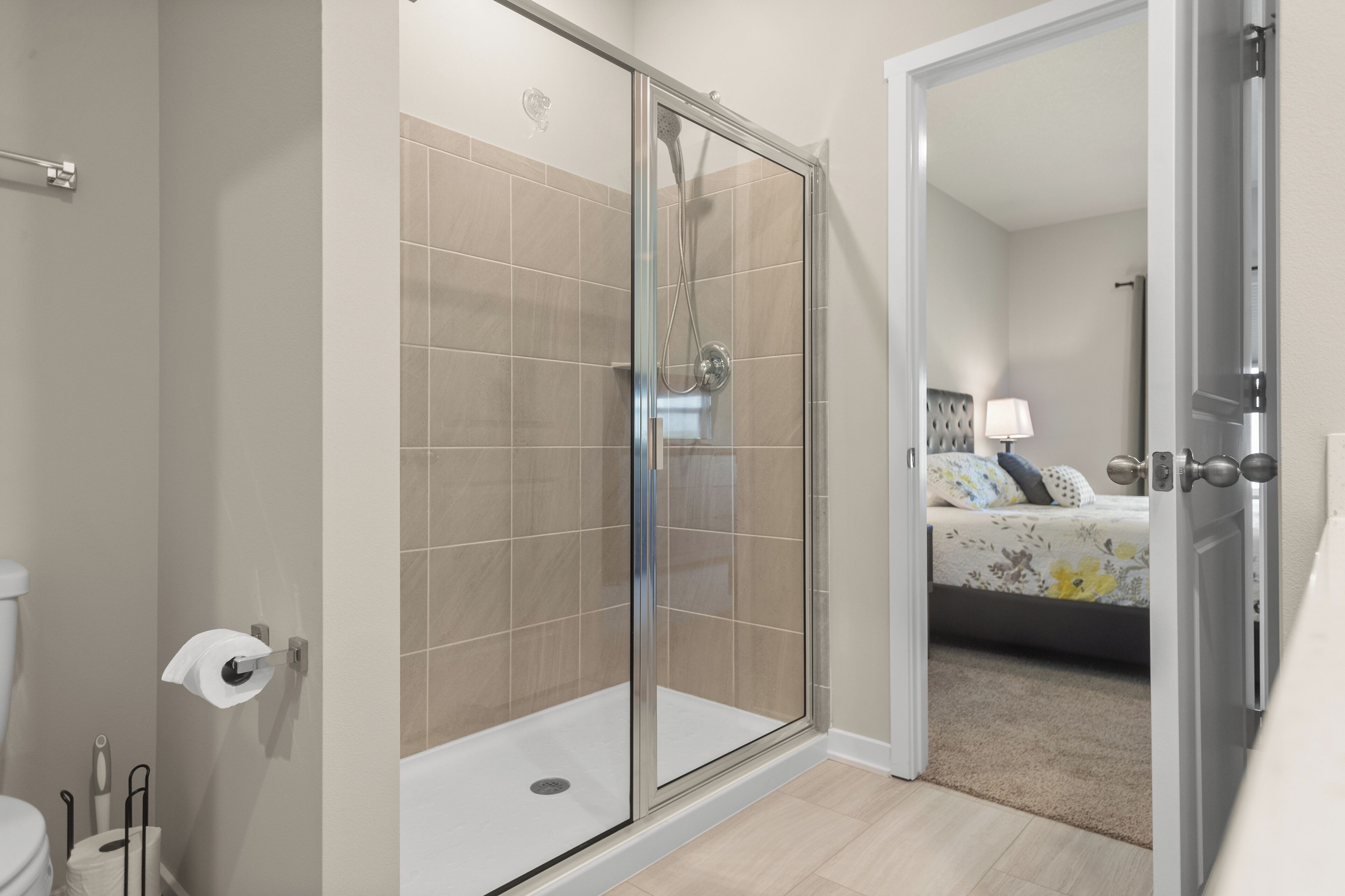 淋浴设施、吹风机、毛巾、肥皂