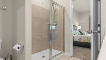 淋浴设施、吹风机、毛巾、肥皂