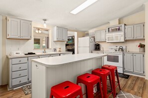 Microondas, horno, placa de cocina, lavavajillas