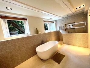 Douche, sèche-cheveux, serviettes fournies, savon