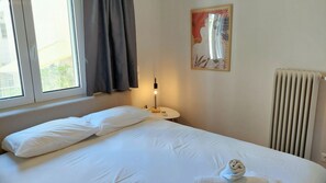 2 slaapkamers, een bureau, een strijkplank/strijkijzer, reisbedje
