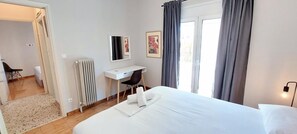 2 chambres, bureau, fer et planche à repasser, lit parapluie
