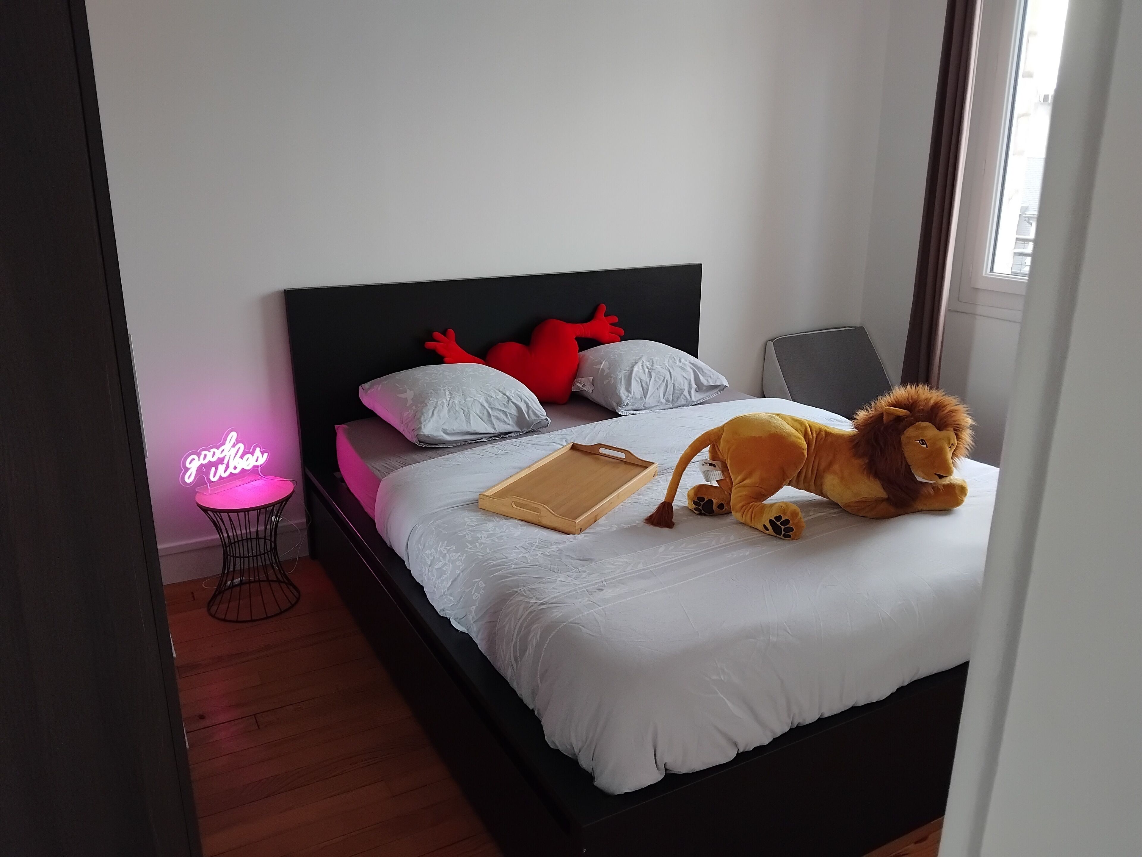 3 chambres, coffres-forts dans les chambres, bureau