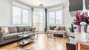 TV connectée, jeux vidéo, lecteur de DVD, livres