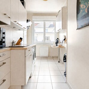 Réfrigérateur, micro-ondes, four, plaque de cuisson