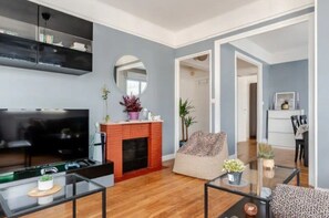 TV connectée, jeux vidéo, lecteur de DVD, livres