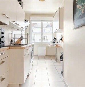 Frigorífico, microondas, horno y placa de cocina