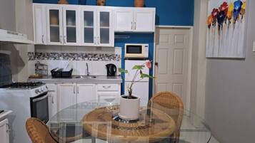 Jääkaappi, mikroaaltouuni, uuni, liesi