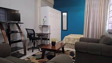 1 makuuhuone, tallelokero huoneessa, työpöytä, silitysrauta/-lauta