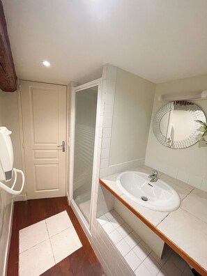 Shower, hair dryer, bidet, towels - Charming atypical duplex in the heart of Old Nice (Nice)