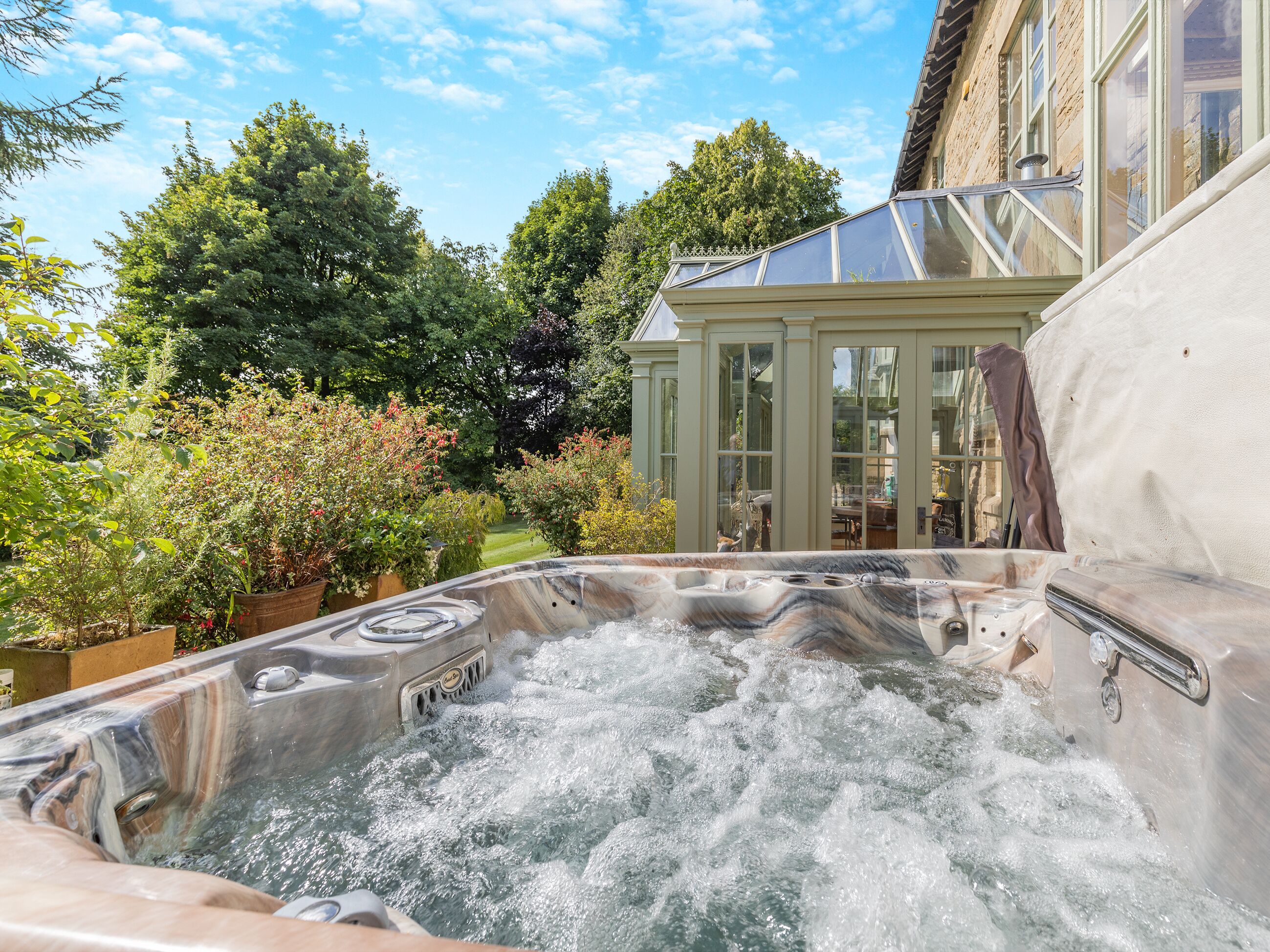 Outdoor spa tub