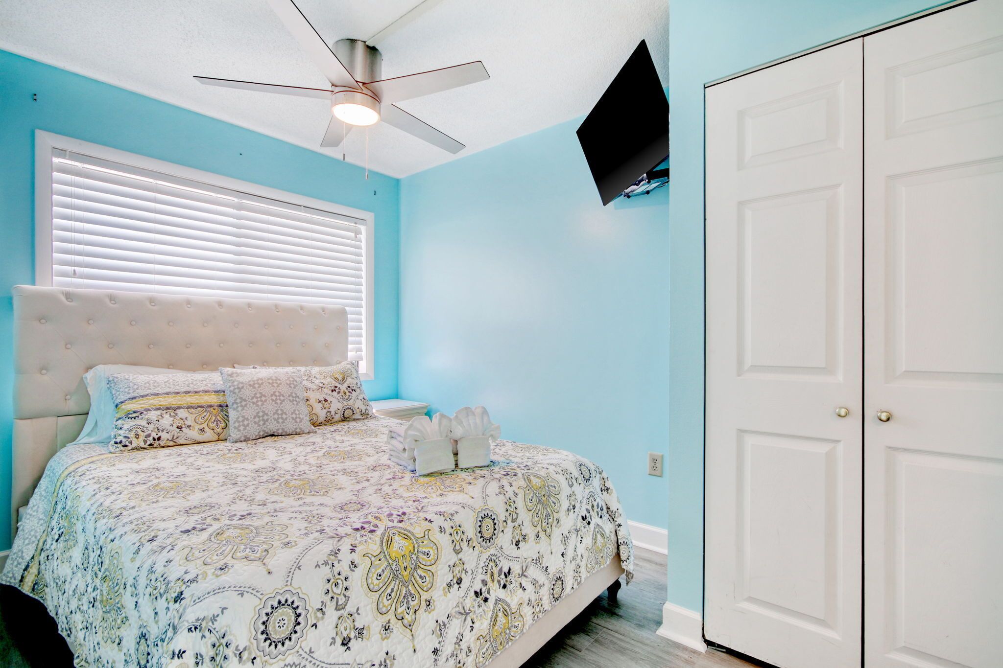 Iron/ironing board, WiFi, bed sheets