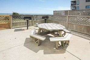 Outdoor dining - Cozy 2-bedroom condo in marvelous North Myrtle Beach with WiFi, AC, fitness room (North Myrtle Beach)