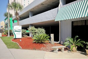 Exterior - Cozy 2-bedroom condo in marvelous North Myrtle Beach with WiFi, AC, fitness room (North Myrtle Beach)